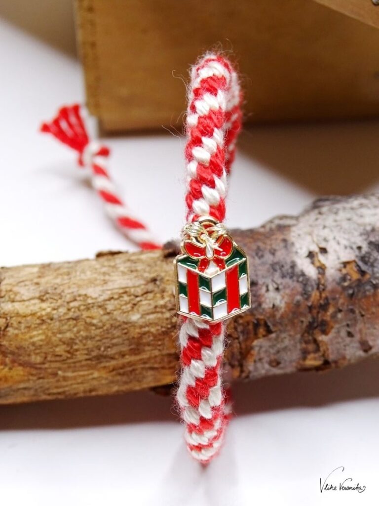 Die Candy-Cane Freundschaftsbänder mit Anhängern wie kleinen Geschenken lassen sich super zu Weihnachten an Freunde, Kollegen und Familie verschenken.