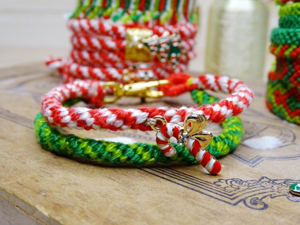 Zweireihige Candy-Cane-Armbänder sehen auch in unterschiedlichen Farben cool und weihnachtlich aus.