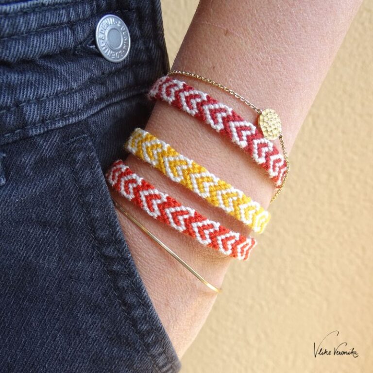 Drei Freundschaftsbänder mit Herzmuster in Herbstfarben.