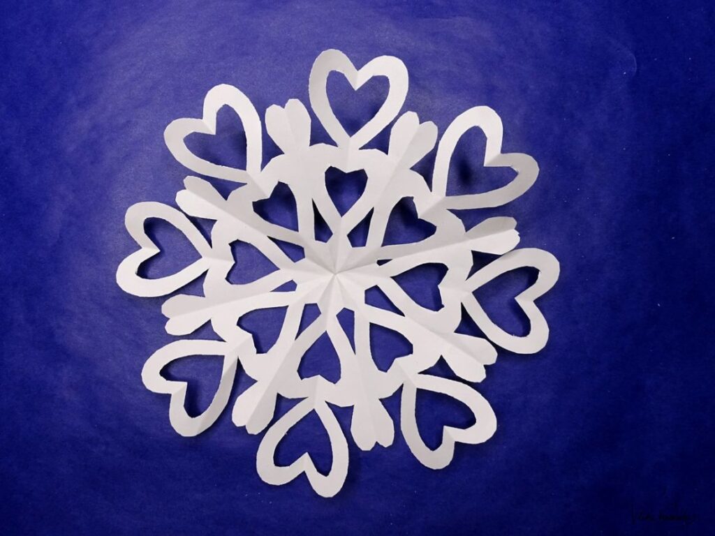 Einfache DIY-Bastelidee für den Valentinstag: Bastle weiße Schneesterne mit Hermotiv.