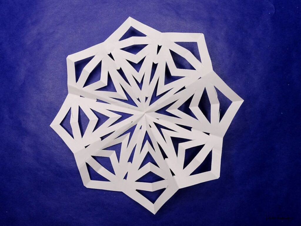Bastle dir diese einfachen Schneesterne aus Papier mit Scherenschnitttechnik.