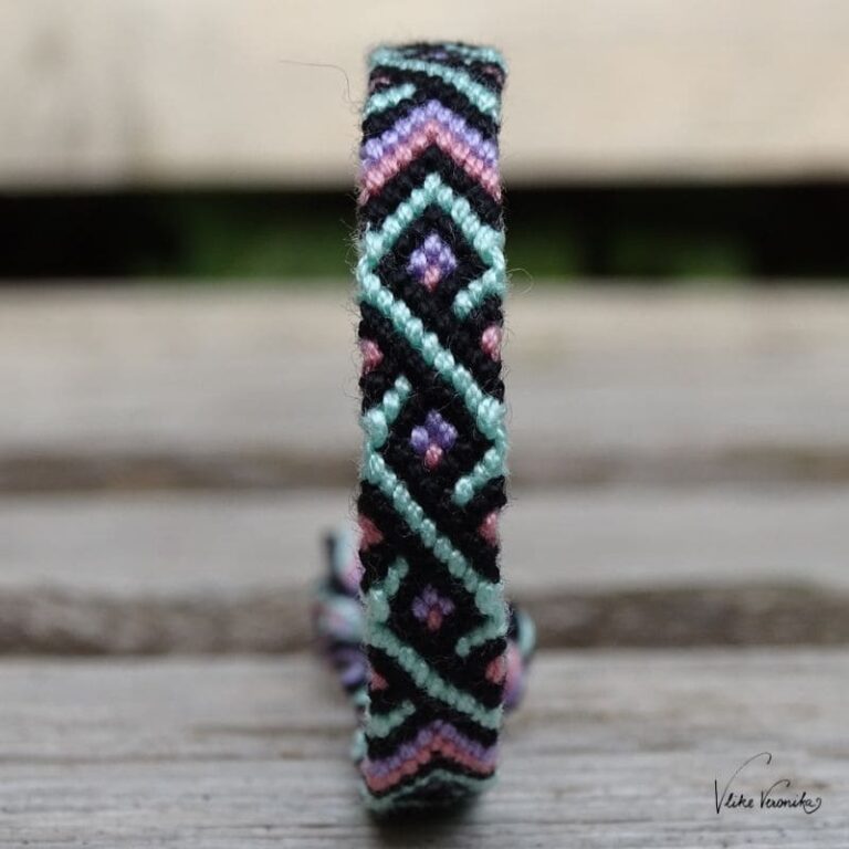 Rauten- und Fischmuster sind für fortgeschrittenere Knüpfer*innen. Mit den Fotoanleitungen von V like Veronika gelingt dir das Band bestimmt.