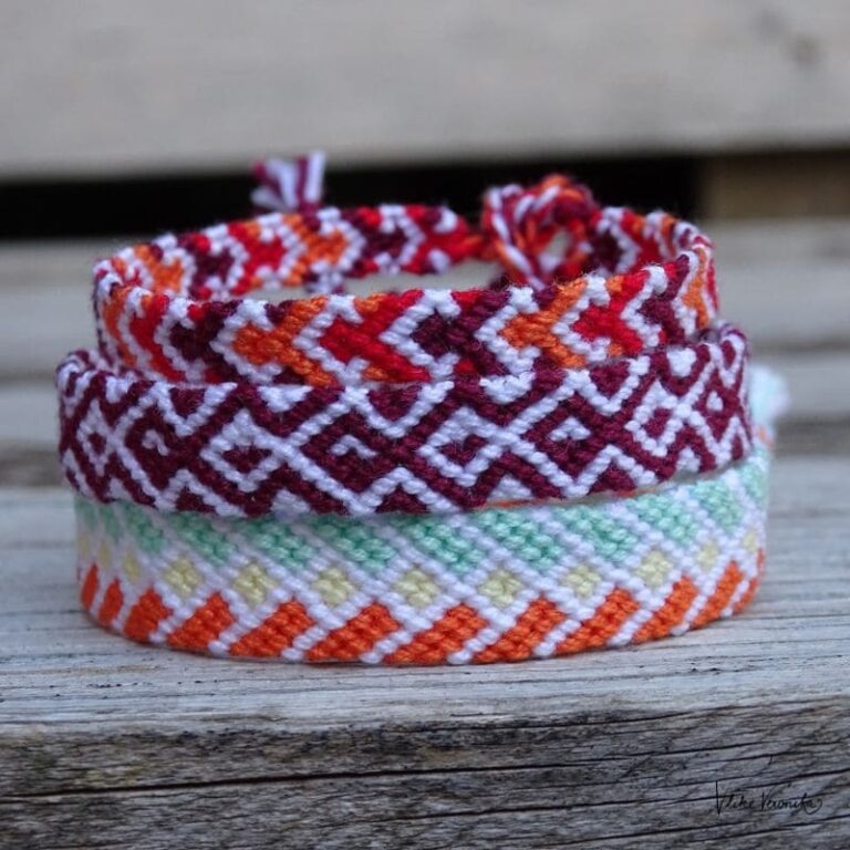 Knüpfe dir Freundschaftsbänder aus Häkelgarn wie dieses drei Armbänder mit Rautenmustern.