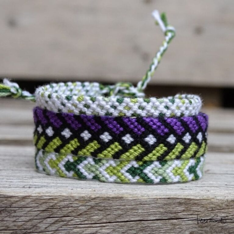 Knüpfe dir Freundschaftsbänder aus Häkelgarn wie diese einfachen Armbandideen mit Rautenmustern.
