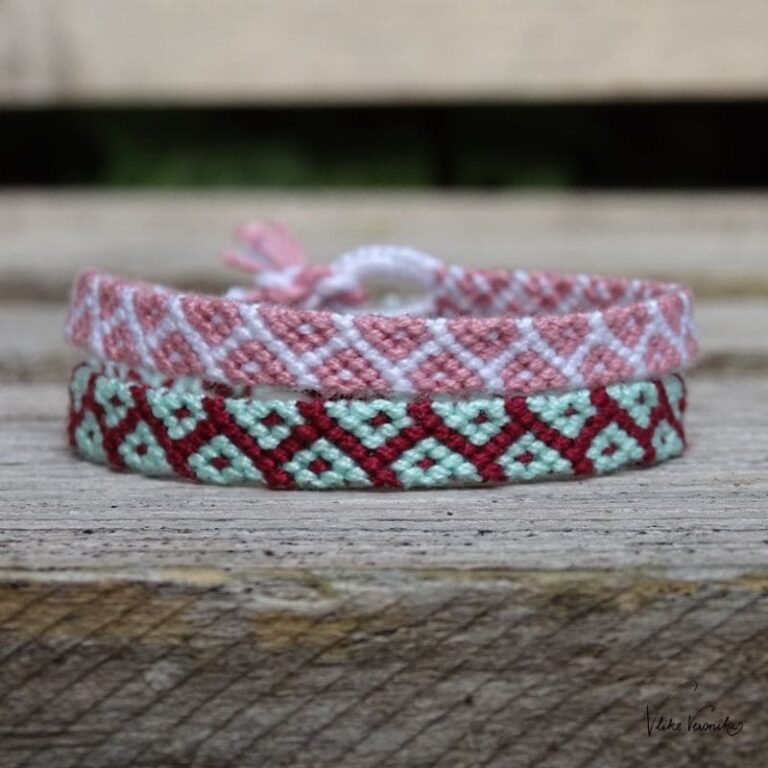 Knüpfe dir Freundschaftsbänder aus Häkelgarn wie dieses einfache Armband mit Dominomuster in zwei Farben.