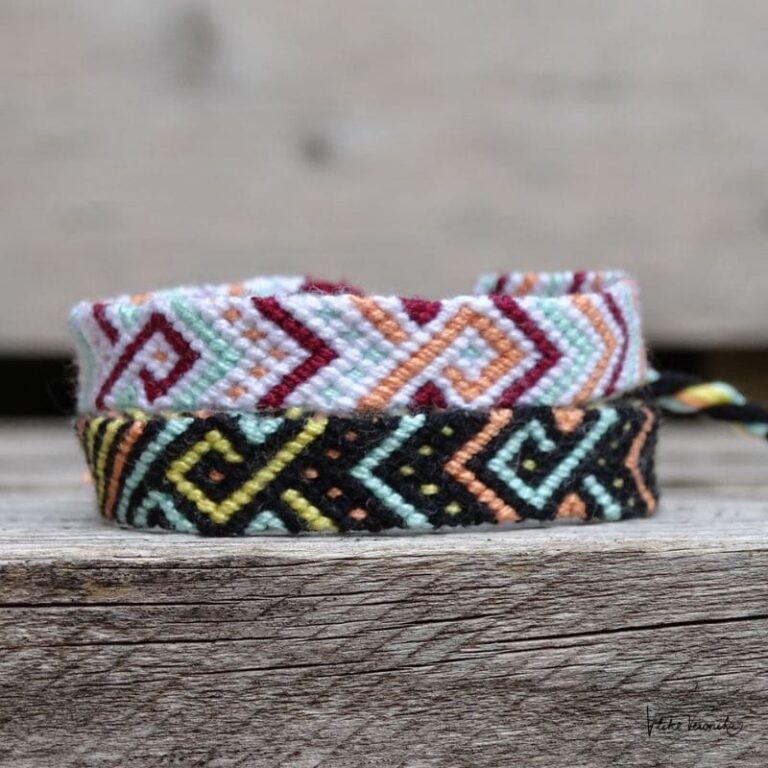 Knüpfe dir Freundschaftsbänder aus Häkelgarn wie dieses einfache Armband mit Fischmuster in vier Farben.