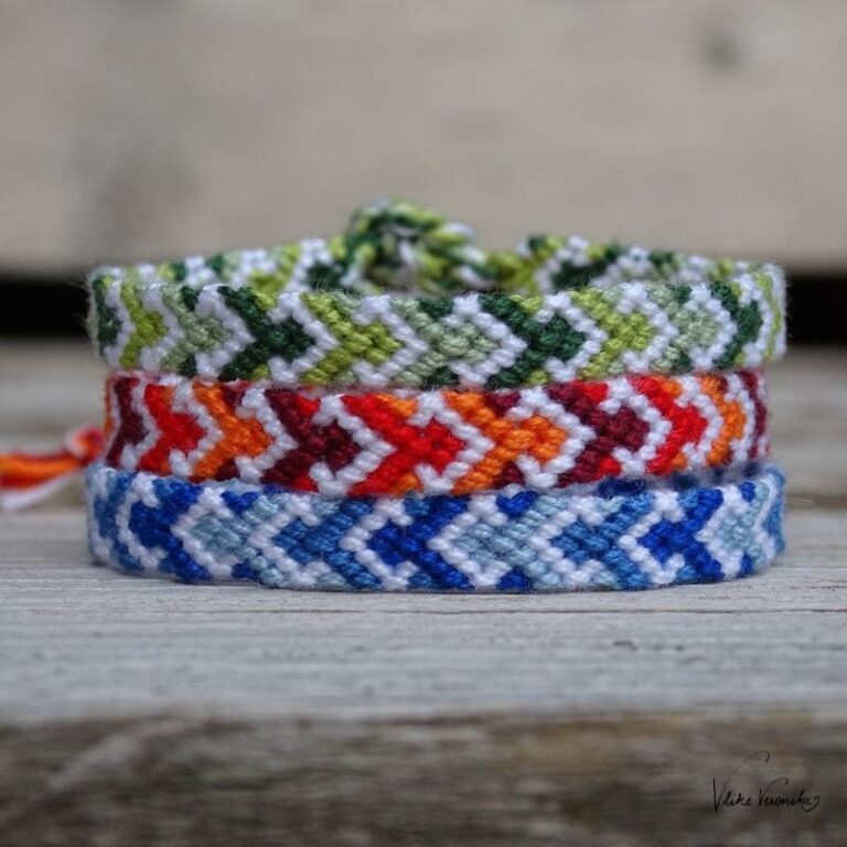 Knüpfe dir Freundschaftsbänder aus Häkelgarn wie dieses einfache Armband mit Krabbenmuster in vier Farben.