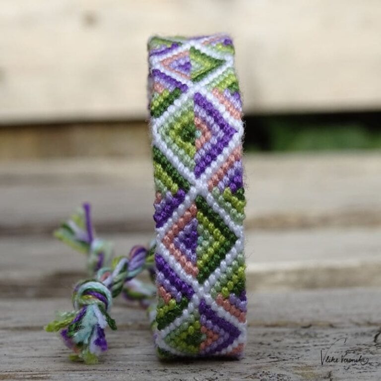 Knüpfe dir Freundschaftsbänder aus Häkelgarn wie dieses schwere Armband mit Rautenmuster.