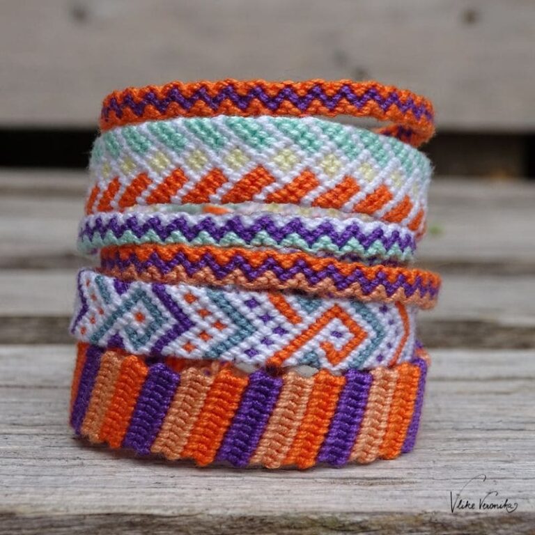 Knüpfe dir Freundschaftsbänder aus Häkelgarn wie diese Armbänder mit einfachen Knüpfmustern.