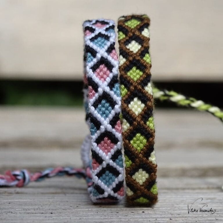 Knüpfe dir Freundschaftsbänder aus Häkelgarn wie dieses einfache Armband mit Rautenmuster in vier Farben.