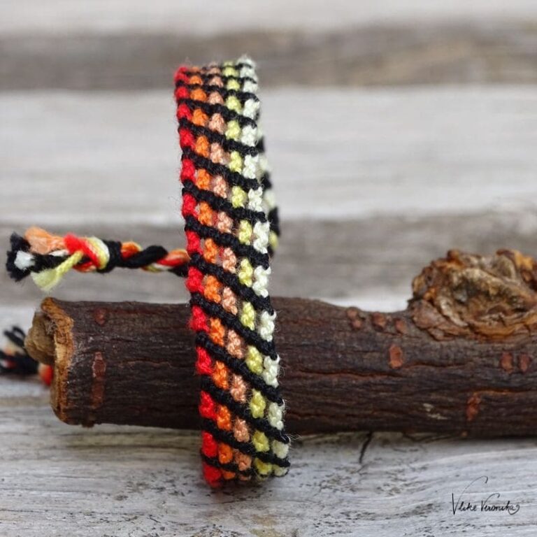 Knüpfe dir Freundschaftsbänder aus Häkelgarn wie dieses einfache Armband mit Stäbchenmuster in sechs Farben.