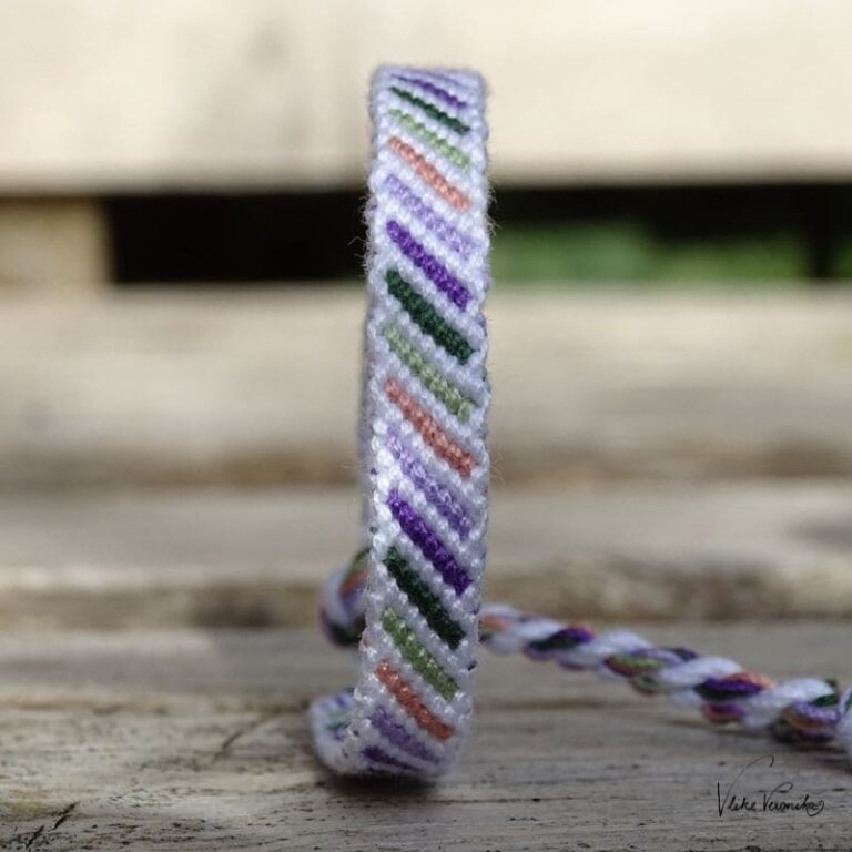 Knüpfe dir Freundschaftsbänder aus Häkelgarn wie dieses einfache Armband mit Streifenmuster in sechs Farben.