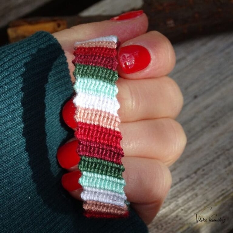 Das Freundschaftsbandmuster The Twist ist in sechs Farben Häkelgarn geknüpft.