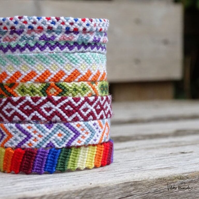 Knüpfe dir Freundschaftsbänder aus Häkelgarn wie diese einfachen Armbänder für den Sommer.