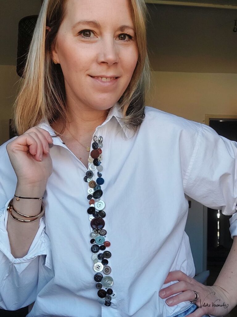 DIY-Bloggerin V like Veronika zeigt dir ein Blusen-Upcycling mit alten Knöpfen.