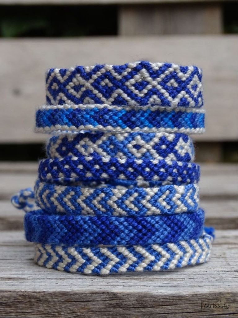 Lass dich von den sieben Freundschaftsbändern in Blau und Weiß zum Knüpfen deiner eigenen Armbänder inspirieren.