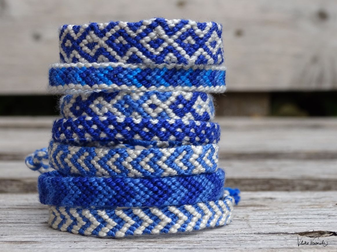 Knüpfe dir Freundschaftsbänder in Blau und Weiß und lerne, wie man den Anfang flechten oder kordeln kann.