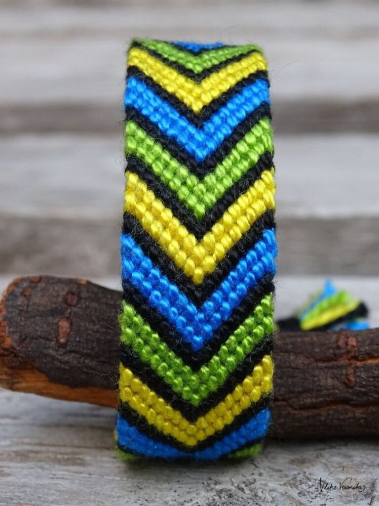 Knüpfe dir Freundschaftsbänder in vier Farben wie hier das V-Muster in Schwarz, Grün, Gelb und Blau.