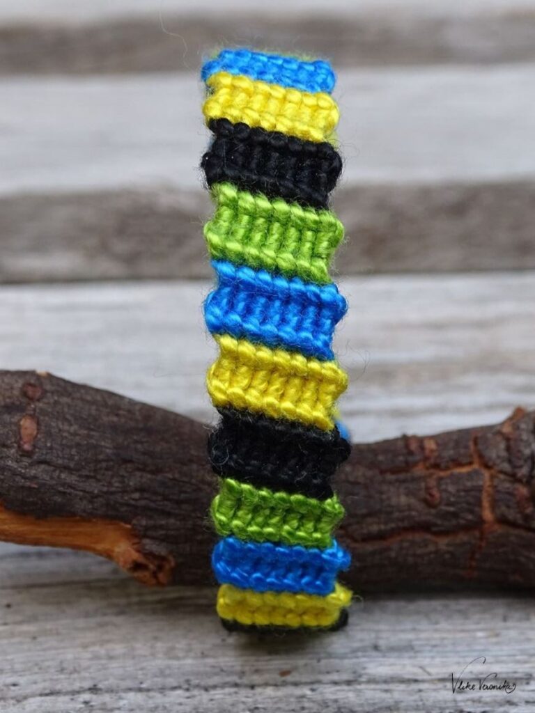 Knüpfe dir Freundschaftsbänder in vier Farben wie hier das Flip-Flop-Muster in Schwarz, Grün, Gelb und Blau.