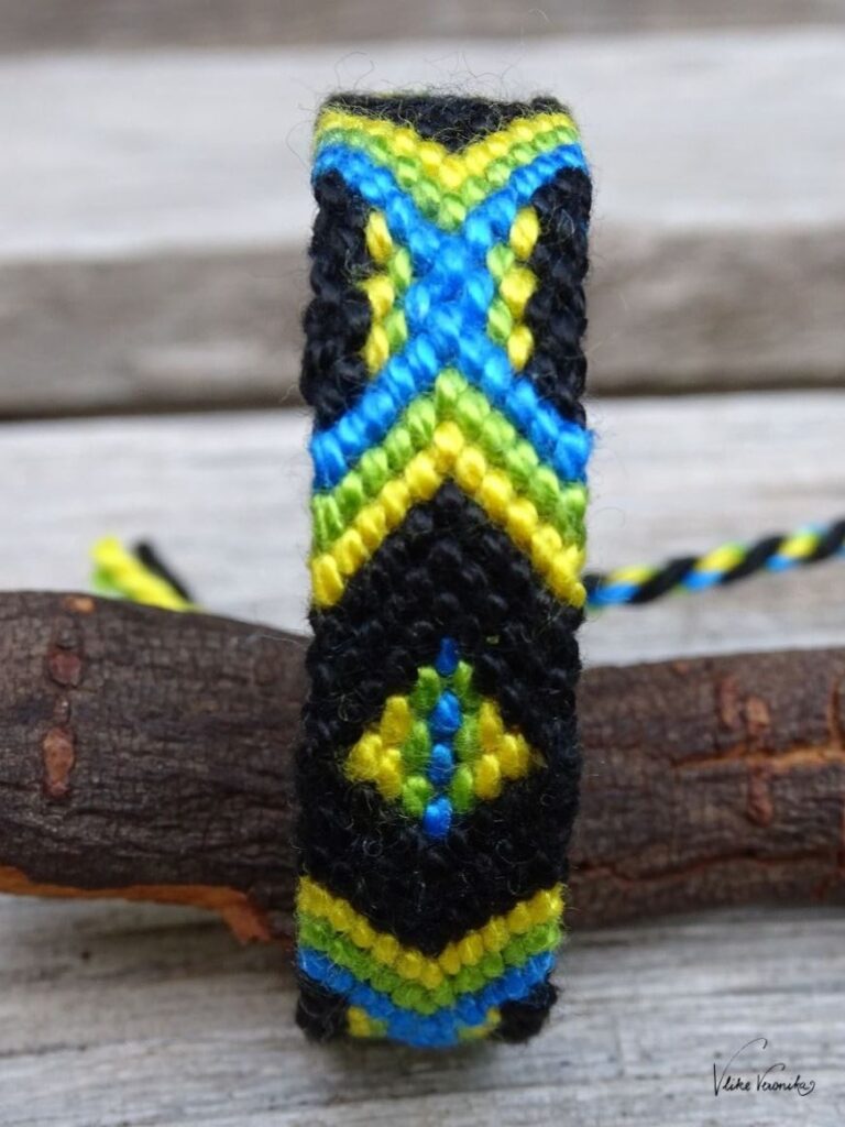 Knüpfe Freundschaftsbänder für Männer in vier Farben wie Schwarz, Grün, Gelb und Blau.