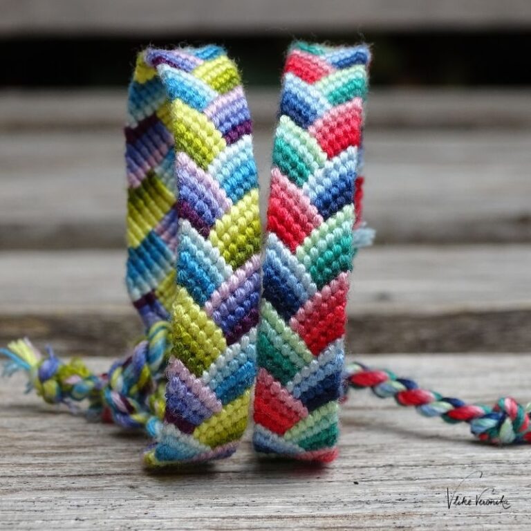 Das geflochtene Zopfmuster wird mit 12 Fäden geknüpft.