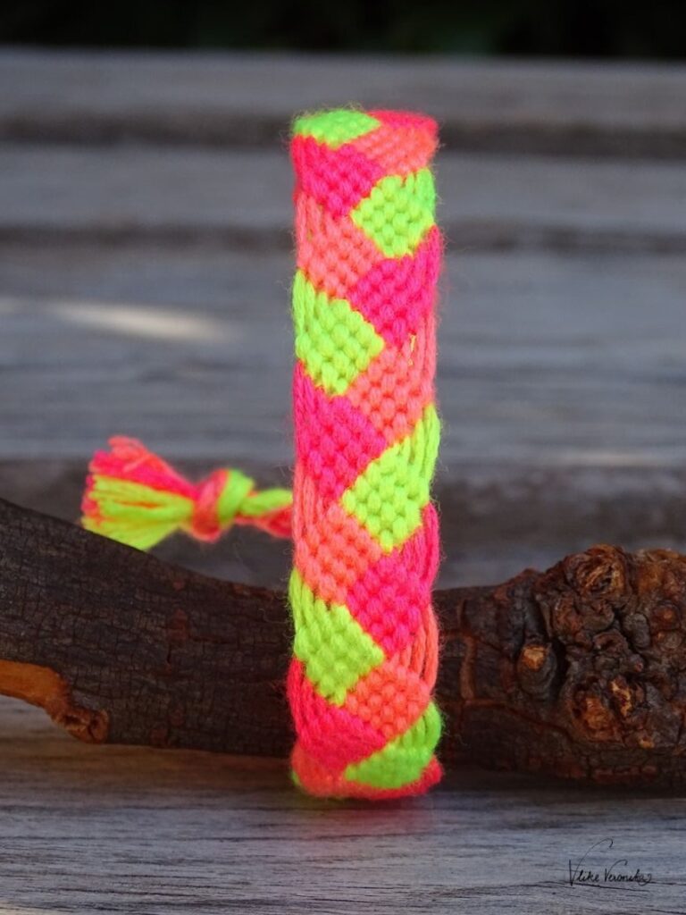 Das Makramee-Freundschaftsband in Neonfarben mit Flechtmuster kannst du dir selbst knüpfen. Die Anleitung gibt es bei V like Veronika.