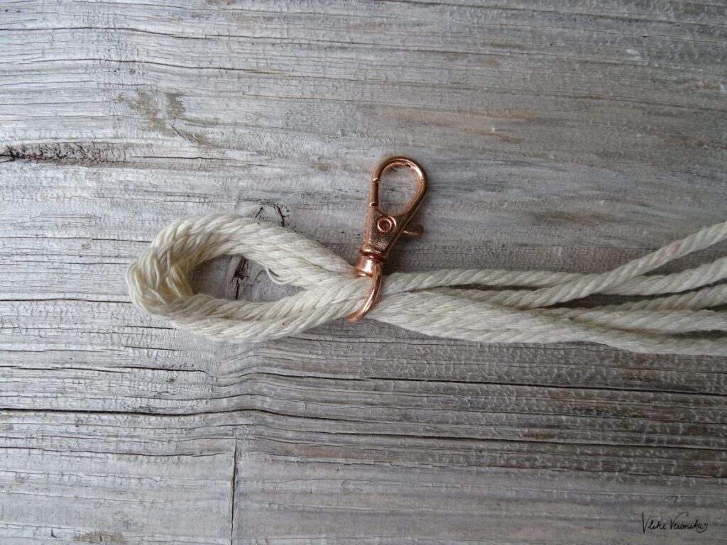 Makramee-Schlüsselanhänger mit Kreuzknoten selbst basteln
