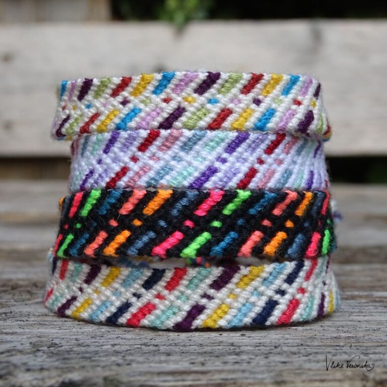 Knüpfe das einfache Armbandmuster Linien mit Rauten.