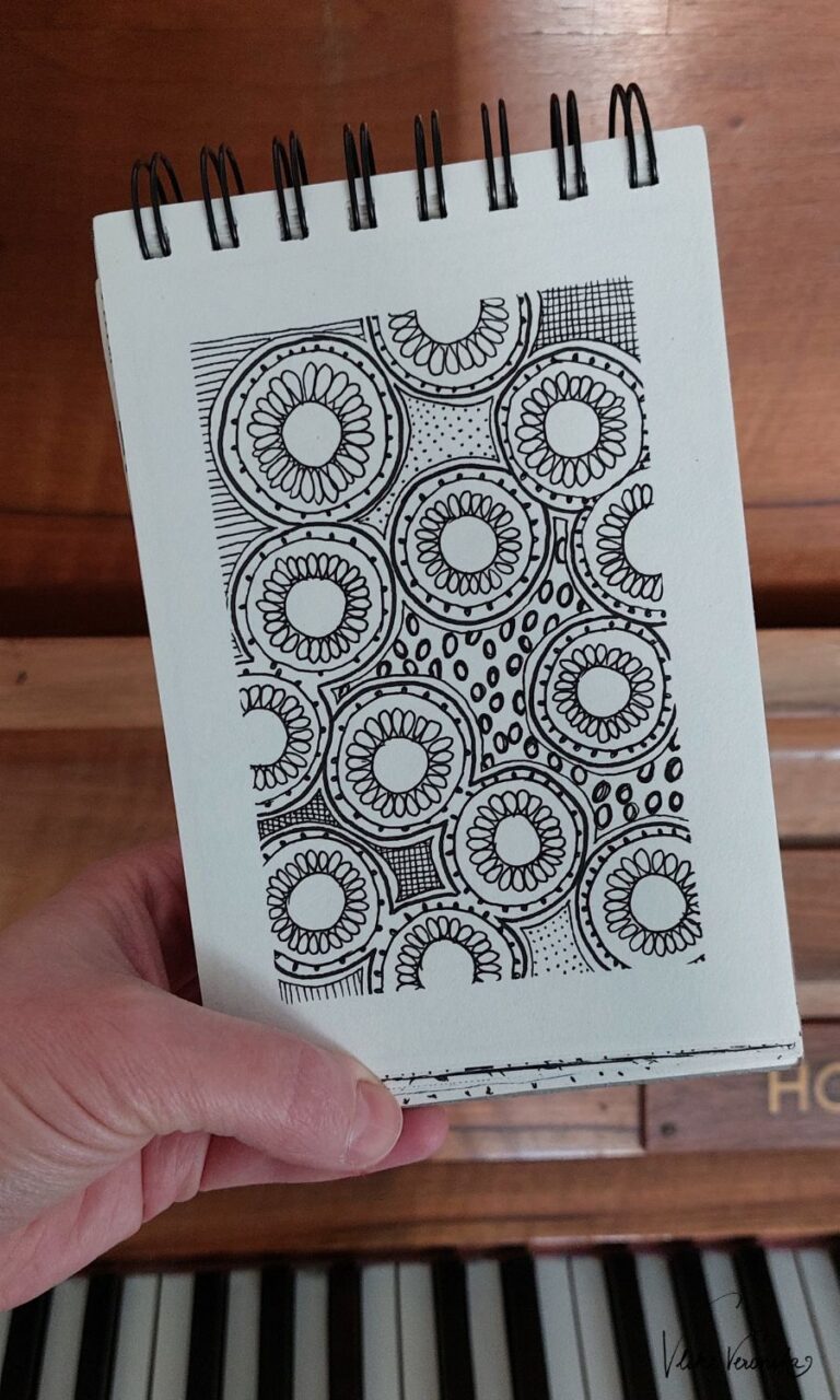 Doodlebilder mit schwarzen Finelinern für deinen Zeichenblock.