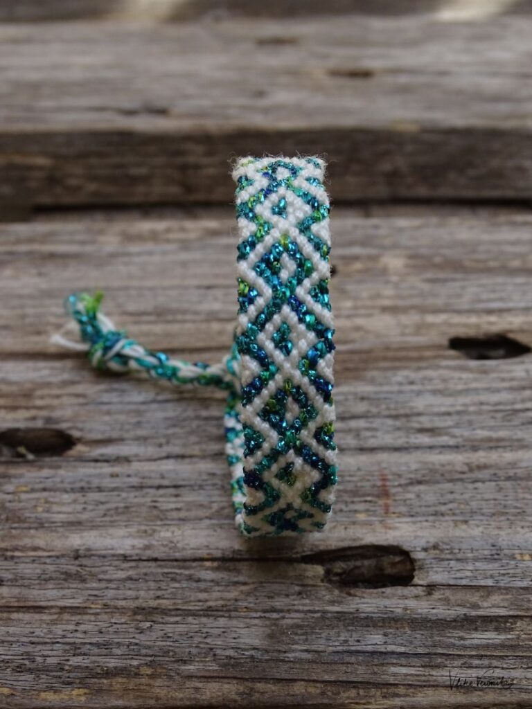 Geknüpftes Armband Arrow mit Glitzergarn.