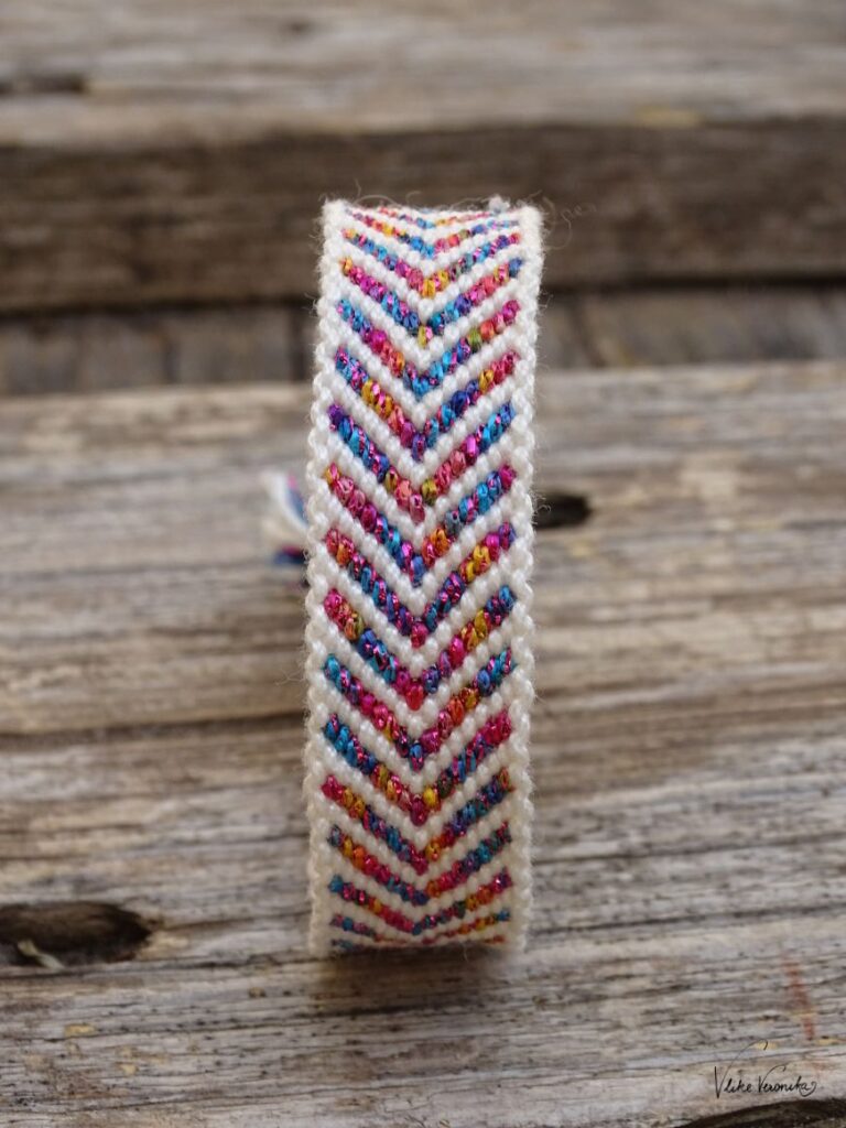 Geknüpftes Armband Chevron mit Rand mit Glitzergarn.