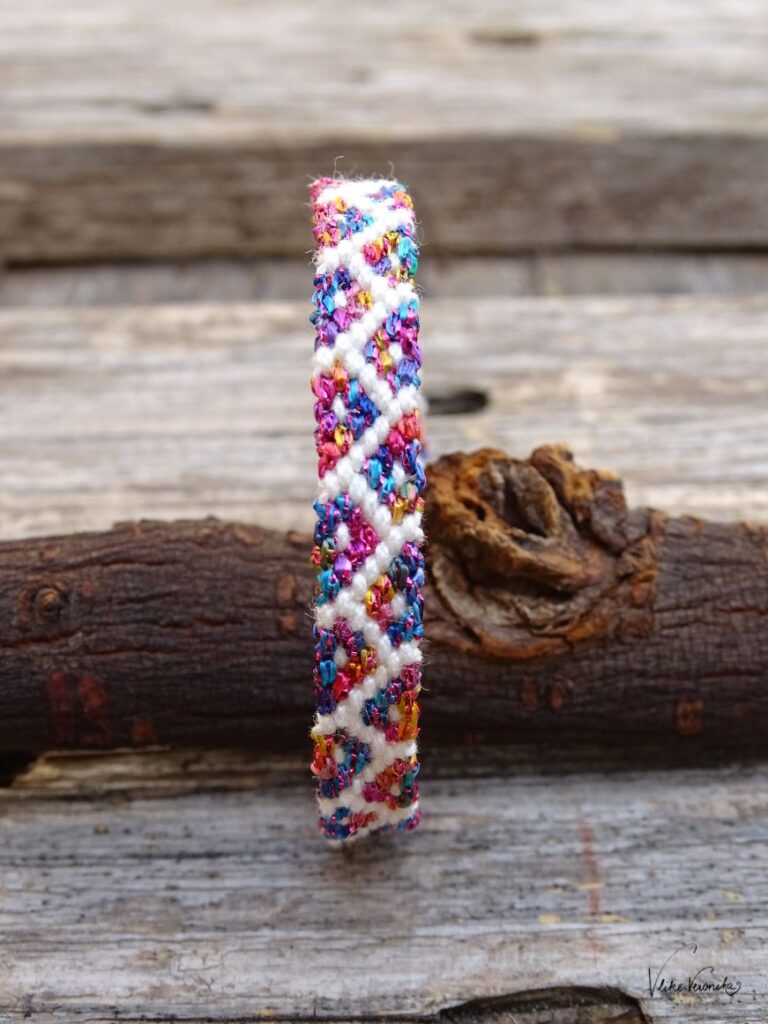 Geknüpftes Armband Domino mit glitzerndem Garn.