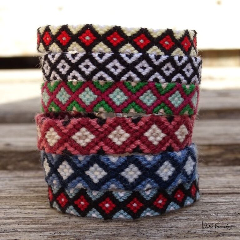 Sechs Midi-Rauten. Dieses Freundschaftsband kannst du dir selbst knüpfen. Die Anleitung gibt es bei V like Veronika.