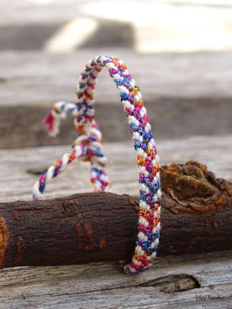 Das geknüpfte Armband Koralle wird mit zwei Farben geknüpft.