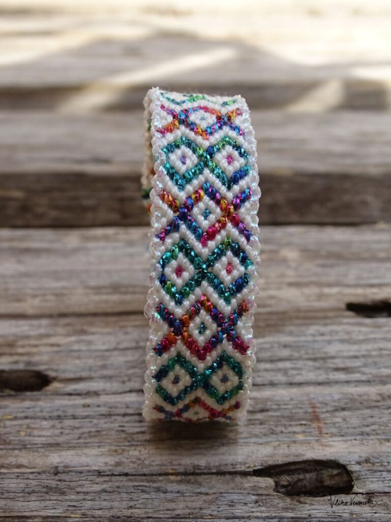 Das breite Armband XOXO sieht mit glitzerndem Garn auch schön aus.