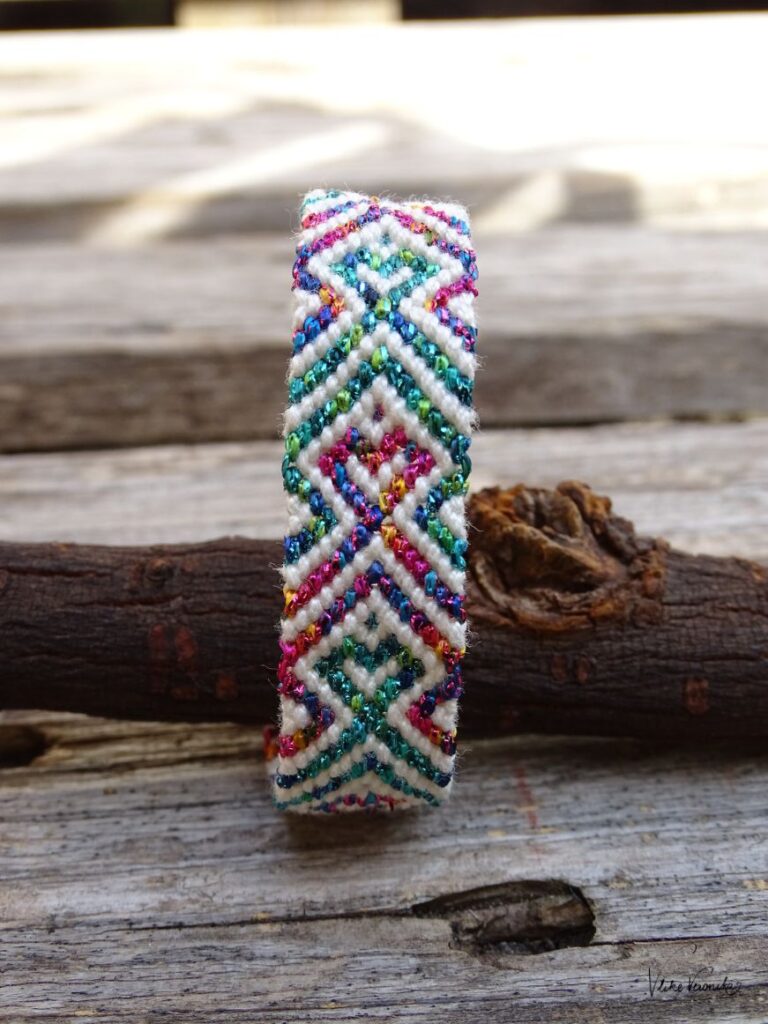 Geknüpftes Armband Everlasting Love mit Glitzergarn.