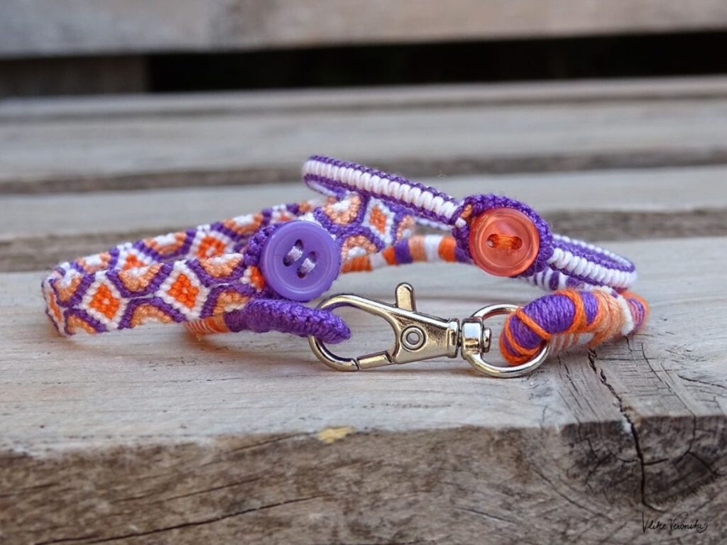Alternative Verschlussmöglichkeiten für geknüpfte Makramee-Armbänder sind Knöpfe oder Karabinerhaken.