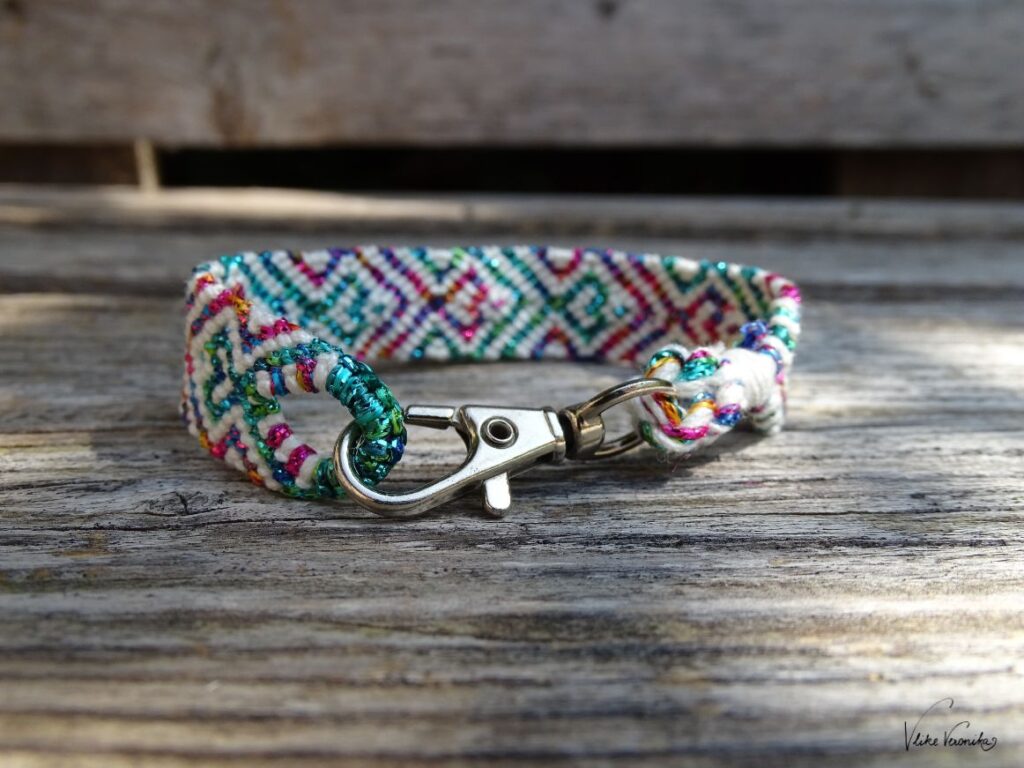 Anleitung für einen Karabinerhakenverschluss für geknüpfte Armbänder