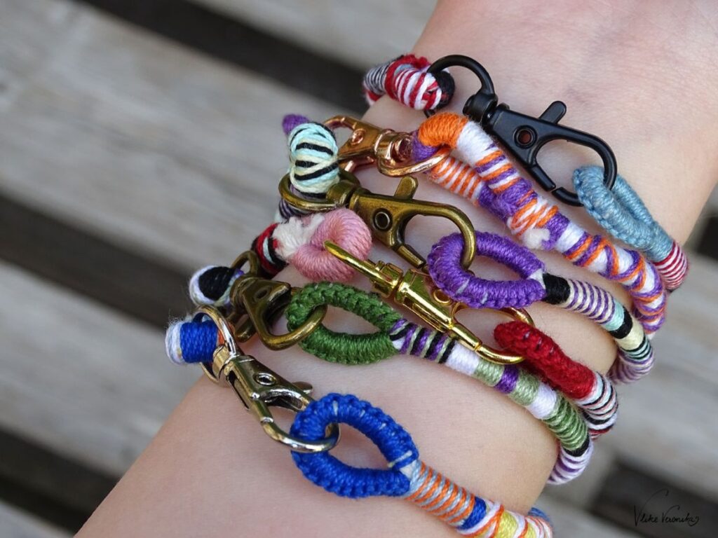 Auch gewickelte Armbänder kannst du mit einem Karabinerhakenverschluss versehen.