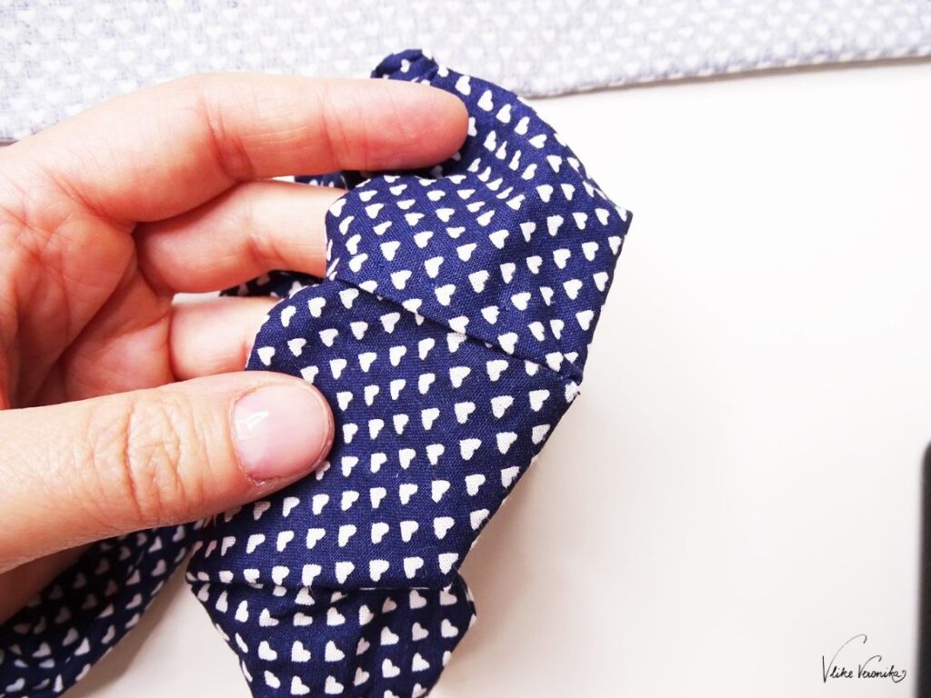 Die letzten Stiche schließen das Scrunchie.