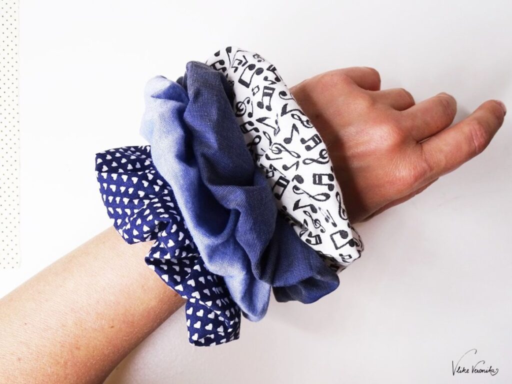 Einfache Nähanleitung für Scrunchies aus Baumwollstoffen. Lässt sich auch im Werkunterricht mit Kindern umsetzen.