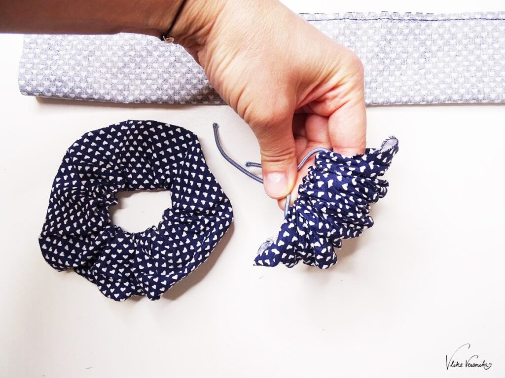 Für ein Scrunchie brauchst du etwa 22 cm Gummi.