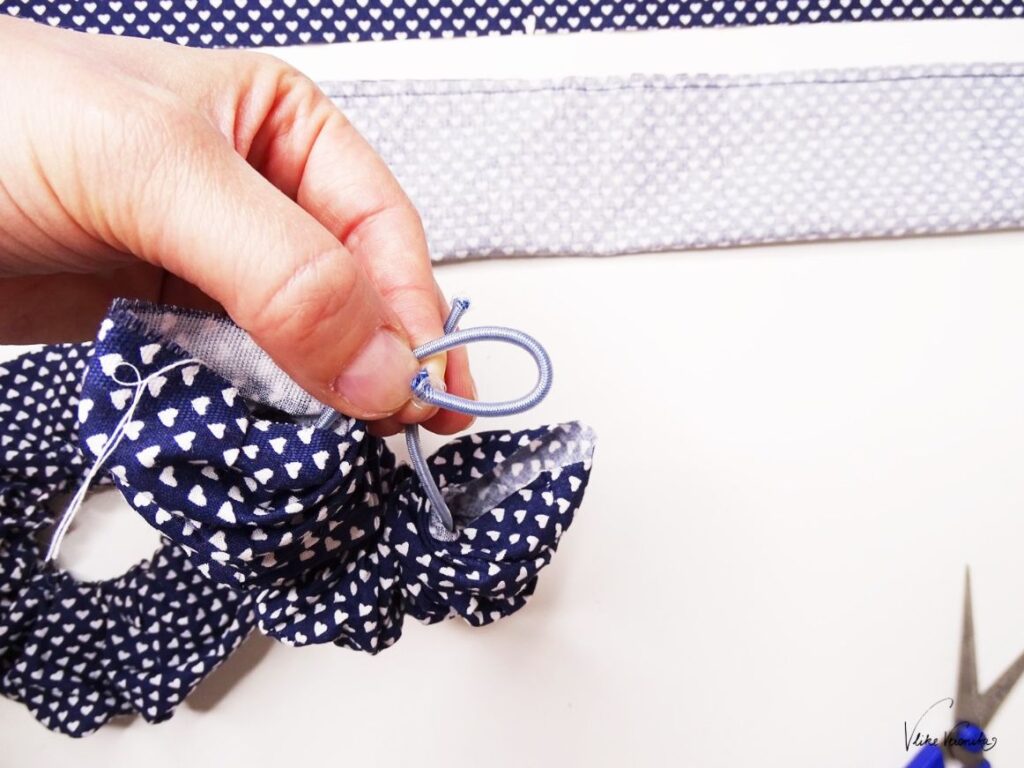 Einfache Scrunchie Nähanleitung: So verknotest du das Gummiband.