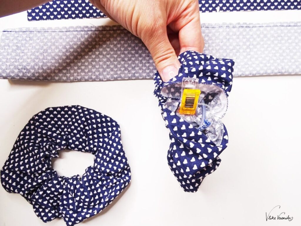 Klammere die Öffnung des Scrunchies mit einer Stoffklammer zusammen.