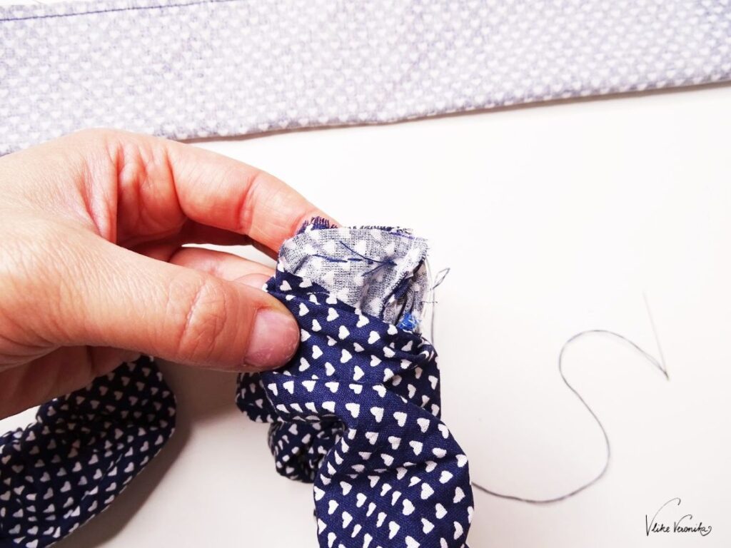 Nähe die Scrunchieöffnung mit einigen Stichen zu.