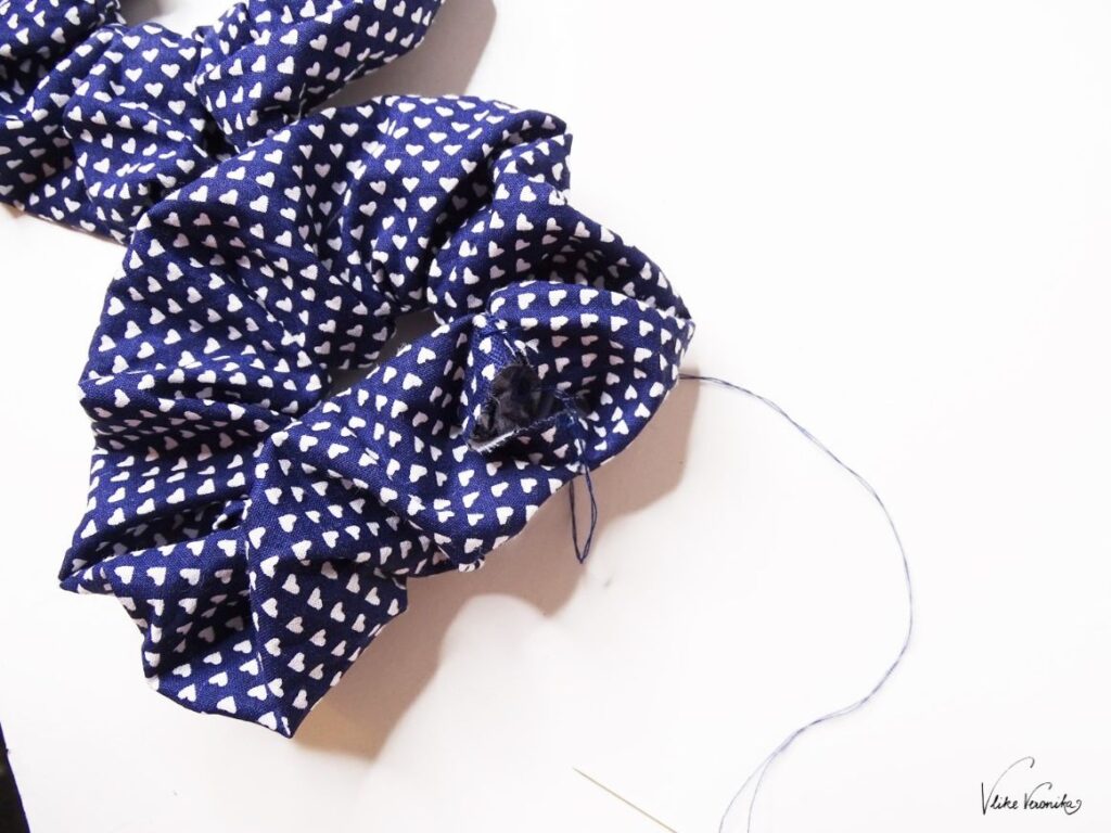 Scrunchies kannst du auch mit Kindern nähen.