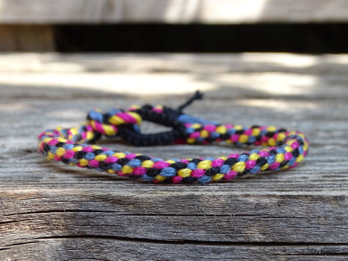 Knüpfanleitung für ein einfaches Kumihimo-Armband in vier Farben ohne Scheibe.