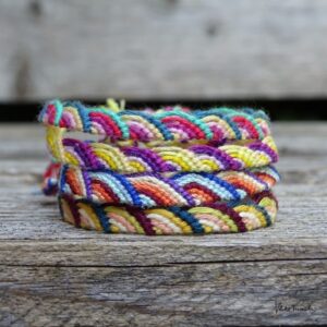 Knüpfe das einfache, beginnerfreundlich erklärte Freundschaftsbandmuster Regenbogenhälften.