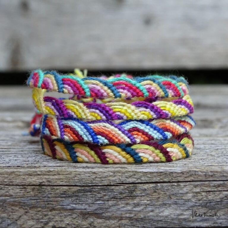 Knüpfe das einfache, beginnerfreundlich erklärte Freundschaftsbandmuster Regenbogenhälften.