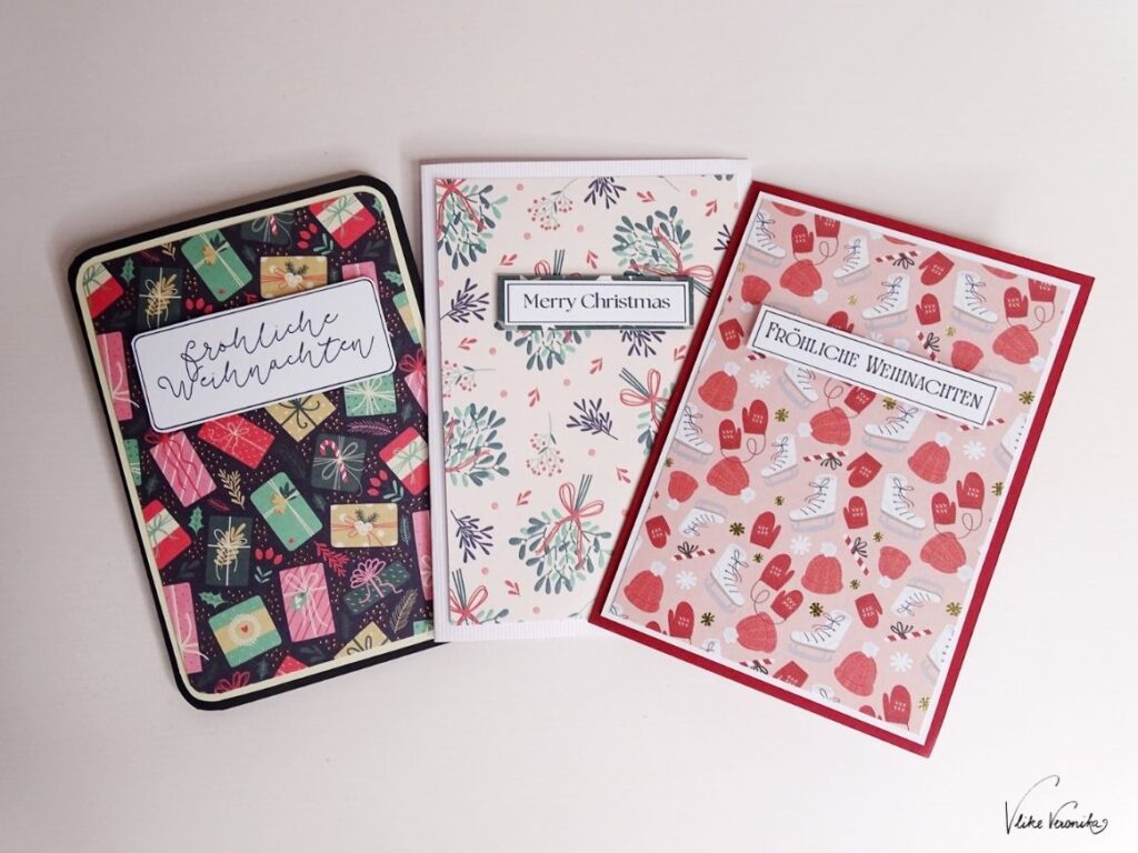 Drei selbstgebastelte Weihnachtskarten mit Schriftzügen zum Herunterladen.